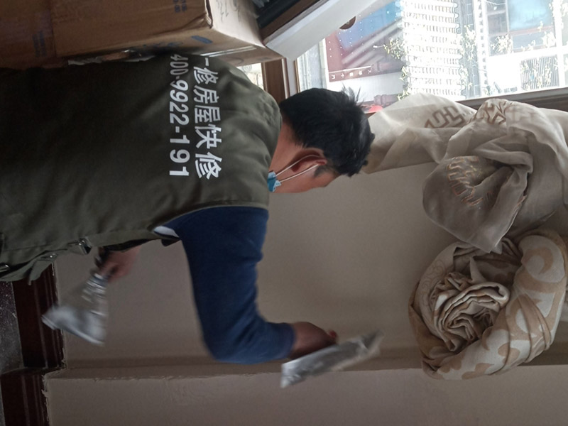墻面刮膩子維修：刮膩子對不同的墻體有著不同的要求，像比較常見的混凝土的墻面，會出現一些氣孔與鼓起的現象，所以就要先把墻面修平整掉，磨平凸起處，填補凹陷處?；鶎幼龊锰幚砗?，墻面還是會有一些凹陷的地方，這個時候就可以用石膏膩子來補平。將石膏膩子壓實凹陷處，橫抹豎起的地方再重新刮一遍，這樣來確保墻面的平整。