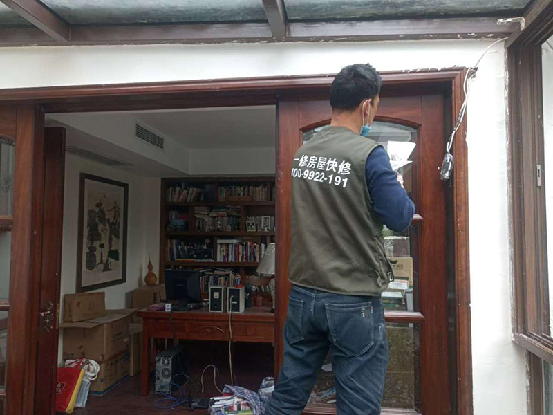墻面刮膩子維修：刮膩子對不同的墻體有著不同的要求，像比較常見的混凝土的墻面，會出現一些氣孔與鼓起的現象，所以就要先把墻面修平整掉，磨平凸起處，填補凹陷處?；鶎幼龊锰幚砗螅瑝γ孢€是會有一些凹陷的地方，這個時候就可以用石膏膩子來補平。將石膏膩子壓實凹陷處，橫抹豎起的地方再重新刮一遍，這樣來確保墻面的平整。