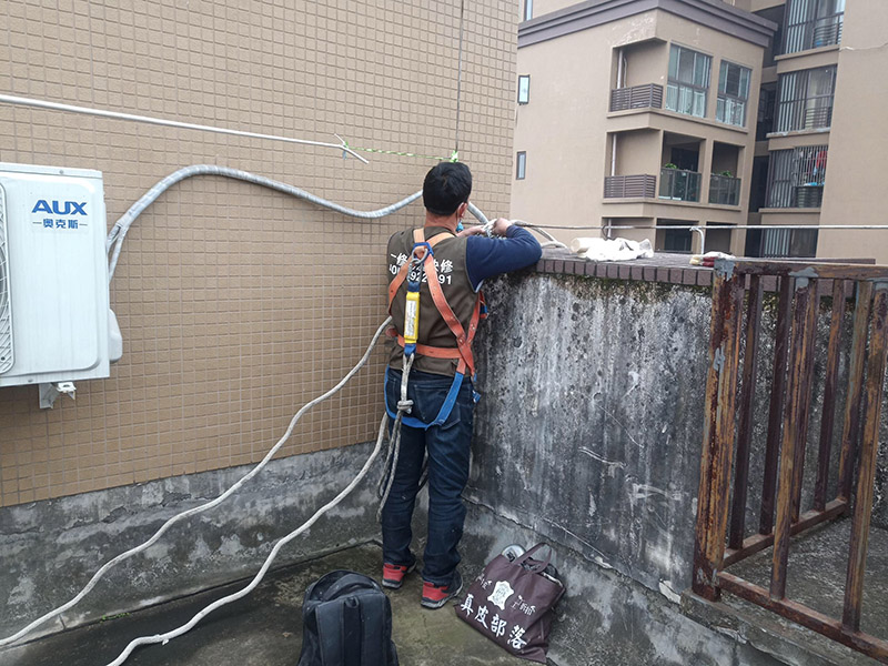 高空施工安全措施：先在高處使用的安全帶，各種零件不得有任何拆卸，如果有損壞的更是不得使用。然后登高作業(yè)使用的梯子要堅固，放置要平穩(wěn)，梯子坡度以60到70度比較好，在安置防滑裝備。隨后高處作業(yè)現(xiàn)在必須有監(jiān)護人，在作業(yè)前監(jiān)護人和作業(yè)人員應(yīng)該認真檢查在清理好現(xiàn)場。最后就是高處作業(yè)人員要按照設(shè)置的通道和扶梯行走不能貪圖方便就可以隨便亂走胡亂攀爬。