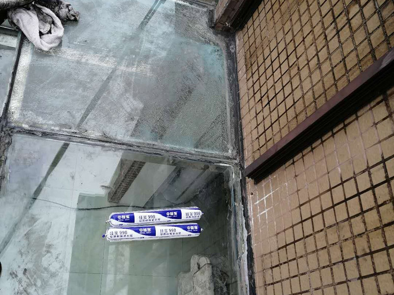 玻璃舊防水鏟除：把原先的玻璃膠鏟除干凈，用吹風機或是紙巾把水分弄干，保證需要打玻璃膠的位置的干燥，然后再開始打膠。注意：記住打膠的時候，里外都要打上。要等上24小時，等到玻璃膠完全干透后，才可以繼續使用。要選用正規廠商生產的質量好的玻璃膠，否則在衛生間潮濕的環境中，很容易發霉。最好在裝修衛生間之前和工人師傅溝通好，讓他們對擋水條進行預埋，這樣才能從根源上避免以后出現的滲水問題。 