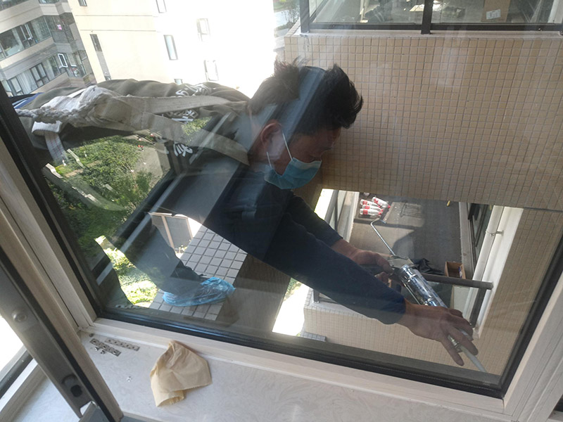 窗戶打膠維修：1、當我們粘在破碎的橋梁的鋁門窗上時，如果需要在外面粘合，我們必須將它粘在外面，因為如果它幾乎不粘在室內，它顯然會不均勻。它不起防水功能。  2、當我們將破碎的橋梁的鋁門和窗戶粘在一起時，我們需要將膠帶放在鋁門的側面和斷橋的窗戶上。不要將它粘在頂部也很重要。否則，更重要的是。之后，膠帶脫膠，防水效果消失。