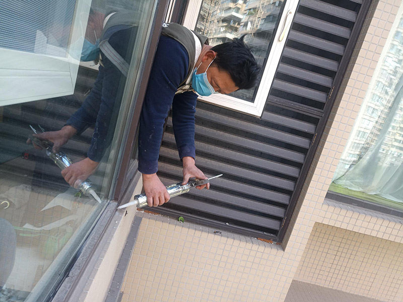 窗戶打膠維修：1、當我們粘在破碎的橋梁的鋁門窗上時，如果需要在外面粘合，我們必須將它粘在外面，因為如果它幾乎不粘在室內，它顯然會不均勻。它不起防水功能。  2、當我們將破碎的橋梁的鋁門和窗戶粘在一起時，我們需要將膠帶放在鋁門的側面和斷橋的窗戶上。不要將它粘在頂部也很重要。否則，更重要的是。之后，膠帶脫膠，防水效果消失。