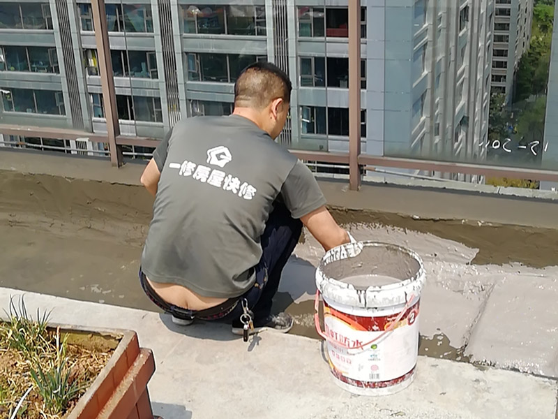 露臺(tái)防水維修：室外防水,基本上都是采用卷材粘貼的方式來(lái)做的。個(gè)人建議大家就選擇改良SBS防水卷材來(lái)做露臺(tái)的防水。這種也是最常用,價(jià)格也是很便宜的一種防水方式,做好了效果也是非常的好。 1、選擇防水涂料：暴露于自然的防水層的陽(yáng)臺(tái)，暴露在溫暖的陽(yáng)光，雨雪，嚴(yán)寒和熱溫度折磨，沒有優(yōu)異的性能和良好的保護(hù)措施，陣風(fēng)侵蝕，難以實(shí)現(xiàn)所需的阻力。 2、選擇柔軟排排出：在大雨和臺(tái)風(fēng)，降雨量超過排水地漏的容量更大，有可能是陽(yáng)臺(tái)地面形成水。 3、地形必須設(shè)計(jì)有坡度：未密封的陽(yáng)臺(tái)會(huì)在大雨的情況下淹沒房間。為了防止雨水進(jìn)入房間，在翻新地板時(shí)應(yīng)考慮水平傾斜，以確保水可以流入排水井而不能流入房間。露臺(tái)防水露臺(tái)防水 陽(yáng)臺(tái)地板必須——6030毫米內(nèi)部的地板的下方，朝向的排水和水保持在邊緣的外邊緣中的雨水管，以排出水的方向上的緩坡。