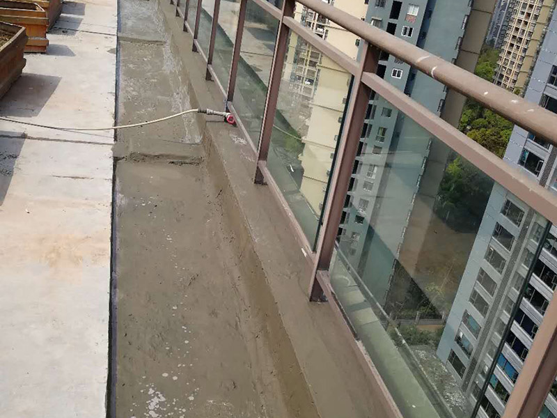 露臺(tái)防水維修：室外防水,基本上都是采用卷材粘貼的方式來(lái)做的。個(gè)人建議大家就選擇改良SBS防水卷材來(lái)做露臺(tái)的防水。這種也是最常用,價(jià)格也是很便宜的一種防水方式,做好了效果也是非常的好。 1、選擇防水涂料：暴露于自然的防水層的陽(yáng)臺(tái)，暴露在溫暖的陽(yáng)光，雨雪，嚴(yán)寒和熱溫度折磨，沒有優(yōu)異的性能和良好的保護(hù)措施，陣風(fēng)侵蝕，難以實(shí)現(xiàn)所需的阻力。 2、選擇柔軟排排出：在大雨和臺(tái)風(fēng)，降雨量超過排水地漏的容量更大，有可能是陽(yáng)臺(tái)地面形成水。 3、地形必須設(shè)計(jì)有坡度：未密封的陽(yáng)臺(tái)會(huì)在大雨的情況下淹沒房間。為了防止雨水進(jìn)入房間，在翻新地板時(shí)應(yīng)考慮水平傾斜，以確保水可以流入排水井而不能流入房間。露臺(tái)防水露臺(tái)防水 陽(yáng)臺(tái)地板必須——6030毫米內(nèi)部的地板的下方，朝向的排水和水保持在邊緣的外邊緣中的雨水管，以排出水的方向上的緩坡。