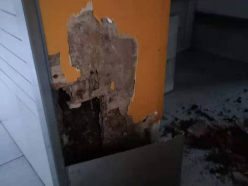 墻壁局部修補：修補墻面有的時候,墻面滲水發霉可以直接更換水管或者修補:也是很簡單的,如修補墻面果是水管的原因,可以更換水管,或者是先利用修補水管的專用膠布作臨時修補。 首先來說，鏟除剝落部分重刮膩子，也是基本施工，白墻或者裸墻局部起鼓或者輕微龜裂剝落的話，可以把出現問題的地方鏟除，并將鏟除部分的邊緣磨平滑后，重新刮一次膩子，上底漆，再刷再涂，不過可能會跟原來的墻面有一點色差。 其次來說，接滾刷面漆覆蓋局部，非常簡單，如果是簡單的掉色，一般建議采取滾刷的方式，覆蓋新一輪底漆和相似的面漆就可以。 最后來說，除舊墻全面施工刷新，這個要素的了解，全面施工等于重新裝修一樣，工程量是最大的，適用于存在多處開裂、掉皮、起粉現象的墻面。