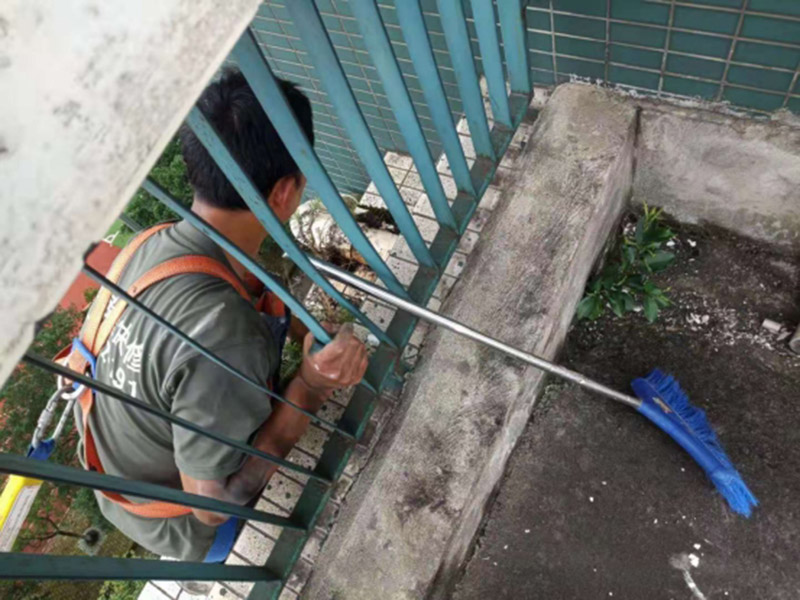 外墻管道防水維修：關(guān)閉水管總閥(即水表前面的水管開關(guān))。打開房間里面的水龍頭20分鐘，確保沒水再滴后關(guān)閉所有的水龍頭。關(guān)閉馬桶水箱和洗衣機(jī)等具蓄水功能的設(shè)備進(jìn)水開關(guān)。打開水管總閥。打開總閥后20分鐘查看水表是否走動(dòng)，包括緩慢的去動(dòng)。如果有走動(dòng)，即為漏水了；如果沒有走動(dòng)，即沒事。