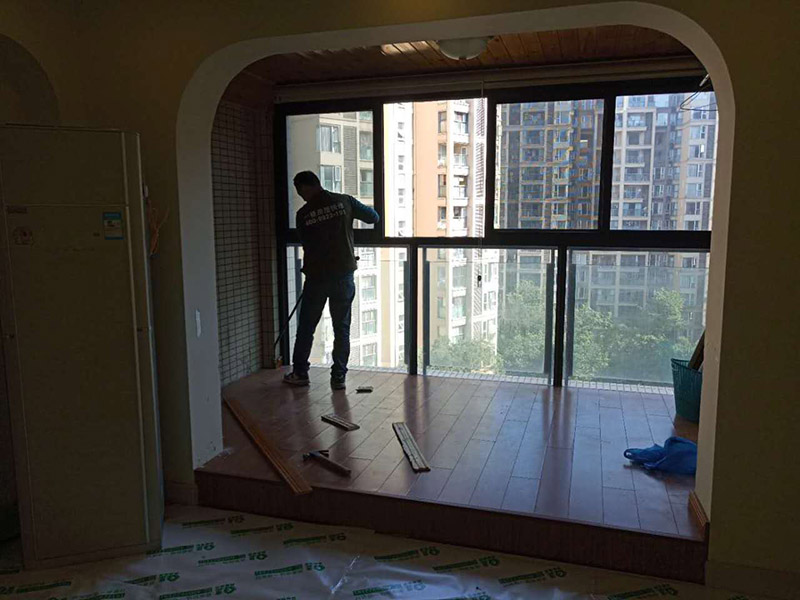 客廳陽臺地板拆除：先從踢腳線的開始拆，用平口啰嗦刀沿著踢腳線開始劃開。把踢腳線劃開后，就能把踢腳邊取下。地板就松動了，再順著松動的地板移動，讓更大面積的地板繼續松動。只到能方便取下，再動手取地板。拆地板的時候，不要亂拆，要順著地板的順序拆。一塊一塊的拆下，在拆的過程中若不好取，就要螺絲刀幫忙，就好拆多了。雖然舊地板還能有利于價值，所以拆的時候要盡量保存完整。但在拆地板的時候，即使再小心都會有破損的，所以要有這些心理準備。待舊地板完全拆完后，把地面清掃干凈。再晾一段時間才能重新裝地板，因此潮濕的地面是不適合裝地板的，等完全干燥透了再鋪新的地板。