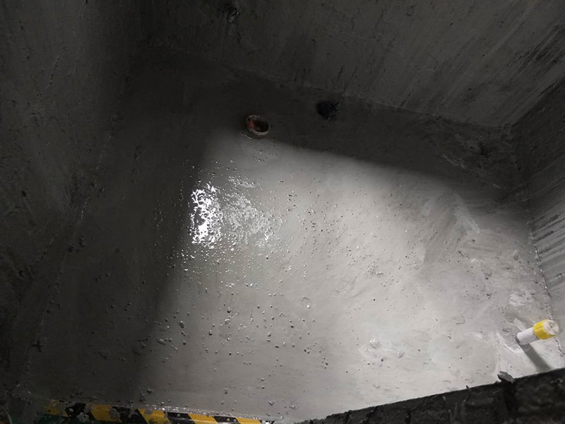 衛生間基層防水：1.利用水泥砂漿水泥砂漿或豆石混凝土鋪平坡度。2.利用管根密封膏封嚴管線，管線要穿透樓板根部。刷防水涂料時可以貼1-2層玻璃絲布加強防水性。3.墻壁表面打磨成干凈平光沒有顆?；覊m，墻壁與地面的交接區域注意原角和坡角的設置。4.聚氨酯防水涂膜由管根和墻角處開始進行涂抹，在常溫下經過4小時放干后，再大面積涂抹和刮刷。注意涂料總厚度大于1. 5毫米，不能有漏刮和鼓泡的不良現象。24小時后立面涂刷下一層，之后再以垂直的方向進行二次涂刷。最后涂膜半固化，拋甩粗砂粒方便與水泥砂漿融合。5.防水層的設置與具體區域有關。防水地面的防水層應高出地面200寬，地面防水層應超出衛生間門口以外300寬。而又淋浴的衛生間墻面防水層則應設置為高出地面1800寬。6.展開閉水實驗的時候，先完成防水工作再利用包立管方法。之后再局部進行防水。閉水試驗也可為了避免破壞地面防水層而免做。