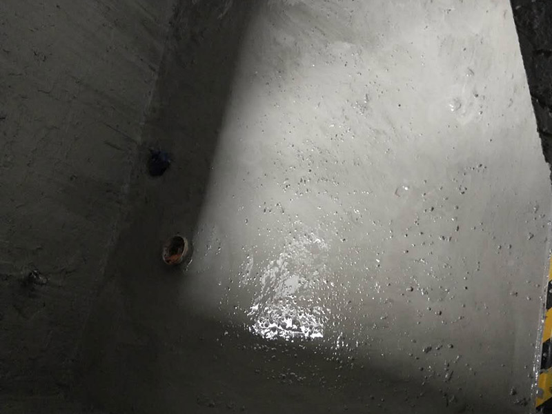 衛生間基層防水：1.利用水泥砂漿水泥砂漿或豆石混凝土鋪平坡度。2.利用管根密封膏封嚴管線，管線要穿透樓板根部。刷防水涂料時可以貼1-2層玻璃絲布加強防水性。3.墻壁表面打磨成干凈平光沒有顆?；覊m，墻壁與地面的交接區域注意原角和坡角的設置。4.聚氨酯防水涂膜由管根和墻角處開始進行涂抹，在常溫下經過4小時放干后，再大面積涂抹和刮刷。注意涂料總厚度大于1. 5毫米，不能有漏刮和鼓泡的不良現象。24小時后立面涂刷下一層，之后再以垂直的方向進行二次涂刷。最后涂膜半固化，拋甩粗砂粒方便與水泥砂漿融合。5.防水層的設置與具體區域有關。防水地面的防水層應高出地面200寬，地面防水層應超出衛生間門口以外300寬。而又淋浴的衛生間墻面防水層則應設置為高出地面1800寬。6.展開閉水實驗的時候，先完成防水工作再利用包立管方法。之后再局部進行防水。閉水試驗也可為了避免破壞地面防水層而免做。