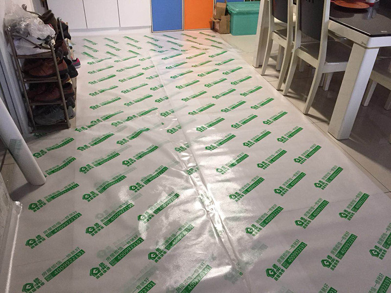 裝修地面保護：各種裝修物料的進場以及各種建筑裝修垃圾的清理，都會經過入戶門，這些物品在搬運的過程中，與入戶門發生磕碰、摩擦的機率大大增加，所以，第一個需要做好成品保護的地方就是我們的入戶門。建議：在裝修開工前直到家具進場期間，都需要對入戶門進行保護！對于這一點，可以使用成品保護膜將門包裹。瓷磚、地板的鋪裝，也屬于基礎裝修的部分，經常發現瓷磚施工時和施工后都沒有做成品保護工作，具體的表現有：瓷磚邊鋪邊勾縫、在剛鋪的瓷磚、地板上堆放雜物、剛鋪的瓷磚就在上面走動踩踏、地面瓷磚、地板沒有使用成品保護膜覆蓋等，這些都會影響瓷磚的鋪貼效果，造成瓷磚的施工質量問題。