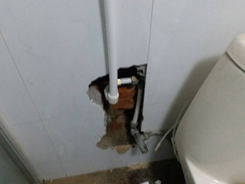 暗管改明管維修：房子里明裝的管道,適合于土建的粉飾作業結束之后施行,配裝之前,需要幫助土建準確的預留或者是預埋孔洞以及套管。明敷的給水立管宜布置在靠近用水量大的衛生器具的墻角、墻邊或立柱旁。   明敷的給水管不得穿越臥室、儲藏室以及煙道、風道；給水管道不得緊挨熱源；給水立管距熱水器或者灶邊凈距不得小于內400mm，當條件不具備時，但最小凈距不得小于200mm。   根據住宅給水管道工程防凍保濕技術規程的要求給水管無論是室外明露敷設時，還是在室內明敷都要考慮的一些可能的情況，如可能有冬季較容低溫度的冰凍現象，這時在鋪設時就應采取防凍措施，確保管道外觀美觀的同時，應用更加安全。