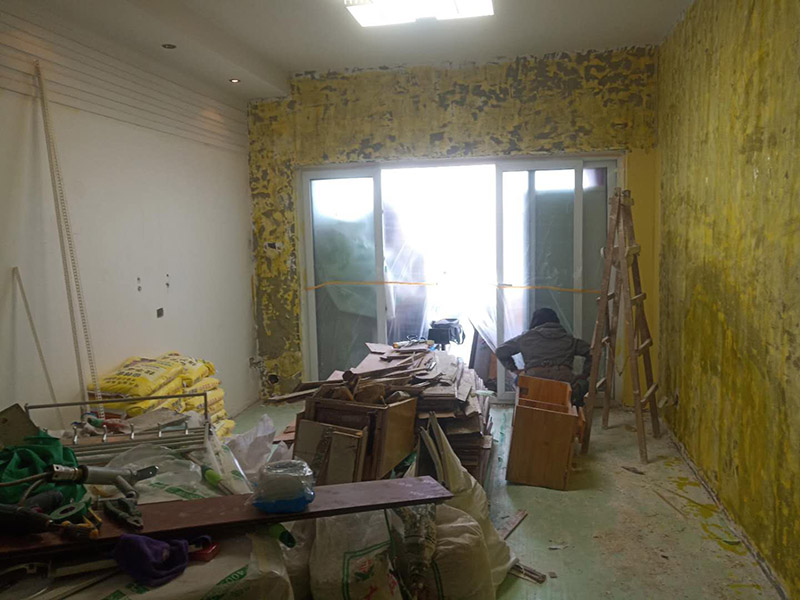 全屋墻面裝修翻新：舊墻面在翻新前一定要做墻面基底處理，粉化嚴重的要全部鏟除，鏟除后抹上一層白水泥，原來墻面過于光滑、刷過油漆的鏟除后還要做打磨處理，把粘結不牢的表皮去掉，便于新涂料和墻體粘結。對于老房翻新，墻面一定要做底漆，如果沒有刷底漆就直接上面漆的話，時間一長墻面容易起泡、發霉，太陽照曬時間長了也容易變色。墻面色差是修補墻面時需要盡量避免的，為此，應該注意按照油漆桶的說明配比、涂刷，最好估算好用量，一次準備足夠的量，這樣能保證墻面顏色一致，也能避免用量不足重新調配出來的顏色有差異。
