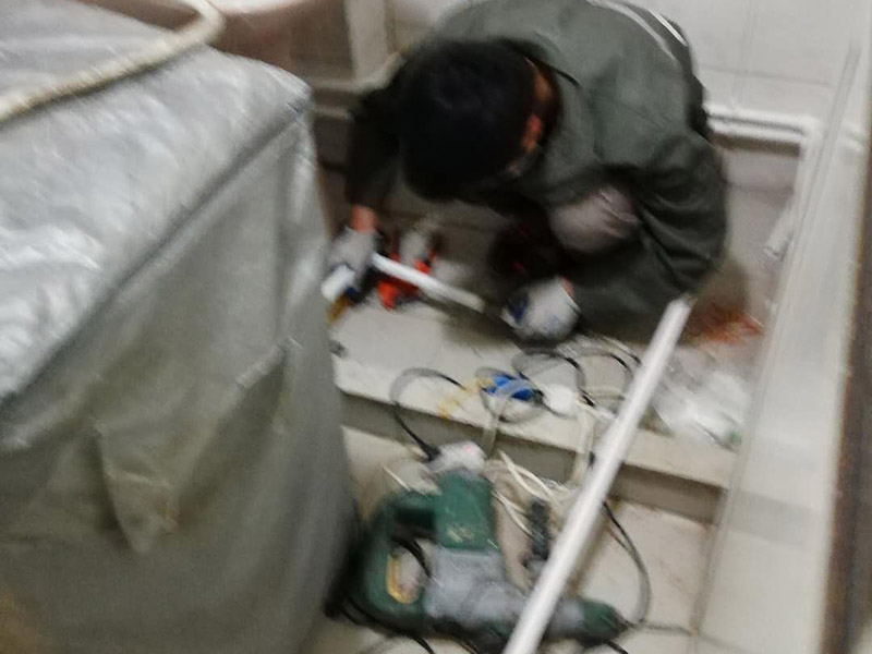 櫥柜裝修翻新：櫥柜翻新首先看下內部柜體是否完好，如果還可以的話，我們只需要更換櫥柜門就可以了，畢竟全部換柜很麻煩，只要換個相同尺寸的櫥柜門就會有煥然一新的感覺。或者柜體本身材料還可以只是外表的漆面有脫落，比較難看，那么可以用沙皮刷掉表面漆層，然后重新噴涂其他漆色來換新處理。不然就全部更換舊的櫥柜，但是拆除舊櫥柜一定要注意墻面和地面，由于范圍較大，很容易損壞其他部位，所以一定要要專業人士進行施工。