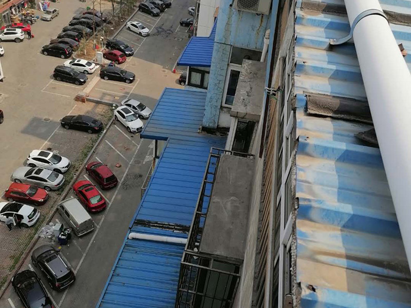 屋頂屋面修復：在漏水處找損壞的地方，進行修補，檢查屋頂材料中的裂紋或水泡。用一把美工刀在水泡的中間切開一條線。擠出或吸收水泡內的任何水。這個地區需要完全干燥。在松散的屋面材料下涂上大量的水泥，然后壓下。檢查表面連接的區域，如煙囪或通風管。尋找嵌縫損壞，并在必要時重新填縫。