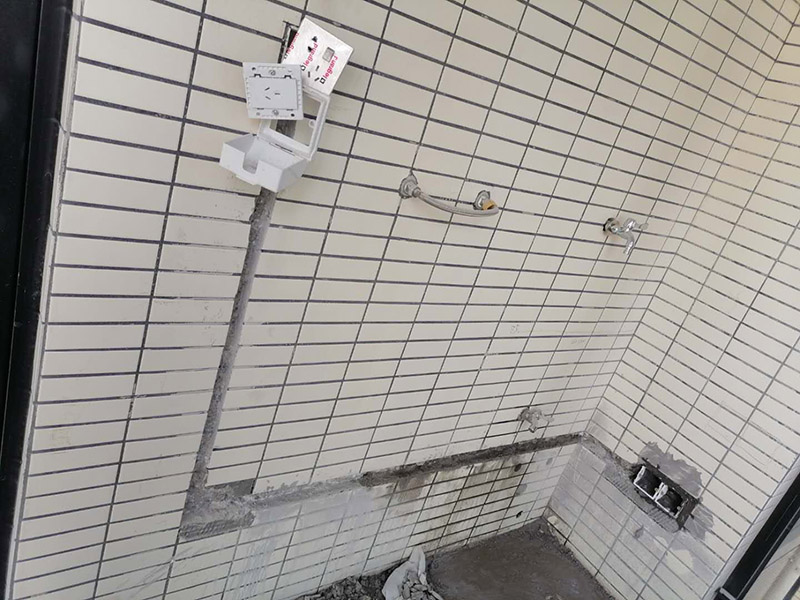 電路開槽走線：首先要根據電路的用途進行電路定位。定位完成后，根據定位和電路走向，開布線槽。線路槽很有講究，要橫平豎直。不過，規范的做法是盡量少開橫槽，會影響墻的承受力。開槽深度應一致，一般為PVC管直徑+10mm，要求槽線筆直。冷彎管要用彎管工具，弧度應該是線管直徑的6倍，先排管，后用鋼絲穿過，便于以后線路升級、維修。為防止信號干擾，強弱電的間距應為500mm，但很多施工達不到這個標準。如果達不到，就應該對弱電進行屏蔽處理。要做到強、弱電更不能同穿一根管內。