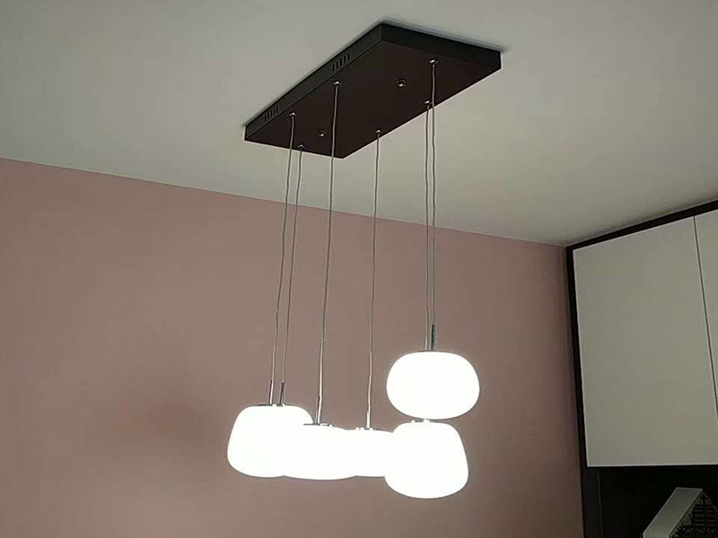 電路開槽走線：首先要根據電路的用途進行電路定位。定位完成后，根據定位和電路走向，開布線槽。線路槽很有講究，要橫平豎直。不過，規范的做法是盡量少開橫槽，會影響墻的承受力。開槽深度應一致，一般為PVC管直徑+10mm，要求槽線筆直。冷彎管要用彎管工具，弧度應該是線管直徑的6倍，先排管，后用鋼絲穿過，便于以后線路升級、維修。為防止信號干擾，強弱電的間距應為500mm，但很多施工達不到這個標準。如果達不到，就應該對弱電進行屏蔽處理。要做到強、弱電更不能同穿一根管內。