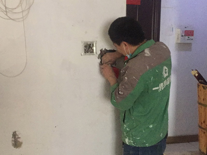 電路開槽安裝：定位開槽：定位完成后，電工根據定位和電路走向，開布線槽，線路槽橫平豎直。 走管：布線一般采用線管暗埋方式。線管有冷彎管和 PVC管兩種，冷彎管可以彎曲而不斷裂，是布線的最好選擇，因為它的轉角是有弧度的，線可以隨時更換，而不用開墻。 穿線：強弱電的間距要在 30---50 公分；強弱電更不能同穿一根管內；空調插座安 裝應離地 2 米以上，電線線路要和煤氣管相距 40 公分以上。