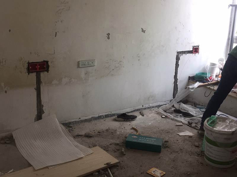 電路開槽安裝：定位開槽：定位完成后，電工根據定位和電路走向，開布線槽，線路槽橫平豎直。 走管：布線一般采用線管暗埋方式。線管有冷彎管和 PVC管兩種，冷彎管可以彎曲而不斷裂，是布線的最好選擇，因為它的轉角是有弧度的，線可以隨時更換，而不用開墻。 穿線：強弱電的間距要在 30---50 公分；強弱電更不能同穿一根管內；空調插座安 裝應離地 2 米以上，電線線路要和煤氣管相距 40 公分以上。