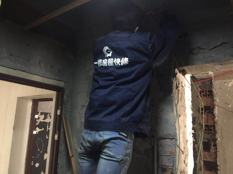 電路暗管穿線：首先把引線鐵絲頭約彈簧一半的長度置彈簧內，再用細鐵線絞緊使二者不易分離脫落即可，不論是穿引線鐵絲還是用鐵絲拉穿導線，過彎道都要溫柔一點，否則容易出麻煩，穿好鐵絲后，把待穿的導線集束，牢固地捆綁在鐵絲一端，慢慢拉動鐵絲的另一端，導線就穿成了； 穿線的暗管彎頭，只能用專用工具把管子彎曲以擴大轉彎半徑使穿線容易，而不可使用成品彎頭，使用成品彎頭即便預留引線都很難很難穿線而且還會在穿線過程中使導線絕緣受損。