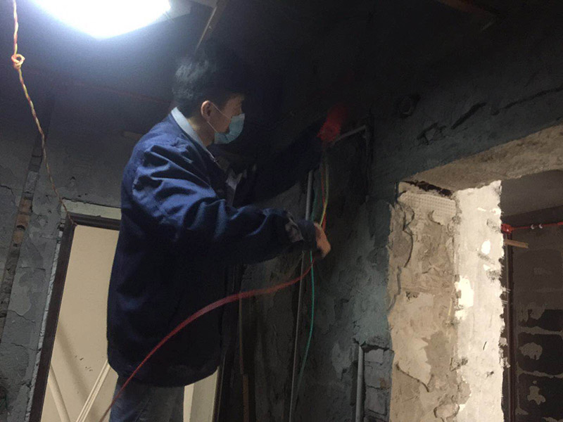 電路暗管穿線：首先把引線鐵絲頭約彈簧一半的長度置彈簧內，再用細鐵線絞緊使二者不易分離脫落即可，不論是穿引線鐵絲還是用鐵絲拉穿導線，過彎道都要溫柔一點，否則容易出麻煩，穿好鐵絲后，把待穿的導線集束，牢固地捆綁在鐵絲一端，慢慢拉動鐵絲的另一端，導線就穿成了； 穿線的暗管彎頭，只能用專用工具把管子彎曲以擴大轉彎半徑使穿線容易，而不可使用成品彎頭，使用成品彎頭即便預留引線都很難很難穿線而且還會在穿線過程中使導線絕緣受損。