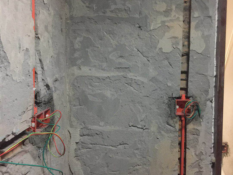 電路暗管穿線：首先把引線鐵絲頭約彈簧一半的長度置彈簧內，再用細鐵線絞緊使二者不易分離脫落即可，不論是穿引線鐵絲還是用鐵絲拉穿導線，過彎道都要溫柔一點，否則容易出麻煩，穿好鐵絲后，把待穿的導線集束，牢固地捆綁在鐵絲一端，慢慢拉動鐵絲的另一端，導線就穿成了； 穿線的暗管彎頭，只能用專用工具把管子彎曲以擴大轉彎半徑使穿線容易，而不可使用成品彎頭，使用成品彎頭即便預留引線都很難很難穿線而且還會在穿線過程中使導線絕緣受損。