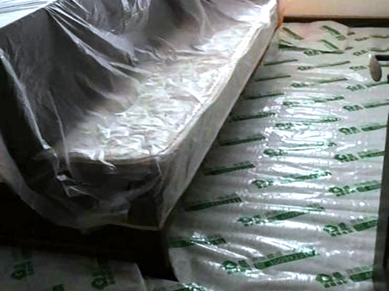 地面家具保護：地面有瓷磚或是地板的話，很可能改造的時候對他們有傷害的，所以在舊房改造中一定要對地面進行保護，可以在地面鋪上厚厚的廢紙箱，紙箱下面墊些軟的東西，防止刮花地板。再叫施工師傅用鉆子鑿，別用大鐵錘直接砸。直接砸碎磚會亂飛。