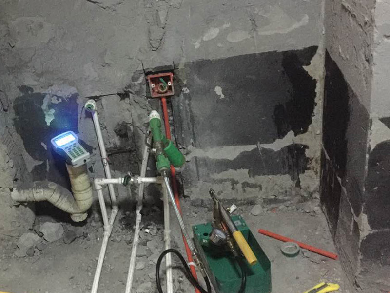 水管打壓檢測(cè)：靜水管道的壓力是不能夠低于0.80MPa，而若是管道工作壓力小于0.8MPa，那么水壓試驗(yàn)壓力應(yīng)選擇0.8MPa。并且需要注意的是，不能用氣壓試驗(yàn)代替水壓試驗(yàn)。管道水壓試驗(yàn)長(zhǎng)度不能超過(guò)1000m，并且對(duì)于有附件的管段來(lái)說(shuō)，水壓試驗(yàn)分段長(zhǎng)度不宜大于500m。并且材質(zhì)不同，試壓是需要有所區(qū)分的。在加壓時(shí)，應(yīng)該采用帶有計(jì)量裝置的設(shè)備，并且精度不應(yīng)低于1.5級(jí)，量程范圍應(yīng)為試驗(yàn)壓力1.3~1.5倍，表盤直徑不應(yīng)小于150mm。