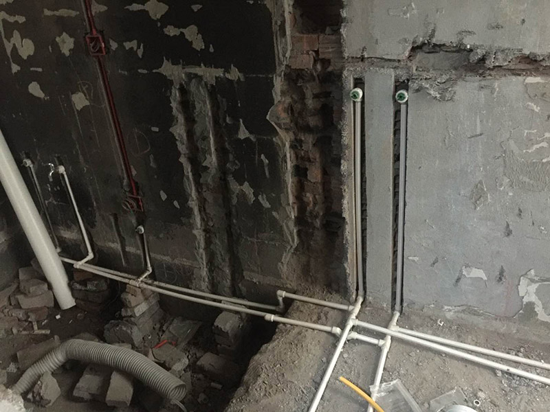 水管打壓檢測(cè)：靜水管道的壓力是不能夠低于0.80MPa，而若是管道工作壓力小于0.8MPa，那么水壓試驗(yàn)壓力應(yīng)選擇0.8MPa。并且需要注意的是，不能用氣壓試驗(yàn)代替水壓試驗(yàn)。管道水壓試驗(yàn)長(zhǎng)度不能超過(guò)1000m，并且對(duì)于有附件的管段來(lái)說(shuō)，水壓試驗(yàn)分段長(zhǎng)度不宜大于500m。并且材質(zhì)不同，試壓是需要有所區(qū)分的。在加壓時(shí)，應(yīng)該采用帶有計(jì)量裝置的設(shè)備，并且精度不應(yīng)低于1.5級(jí)，量程范圍應(yīng)為試驗(yàn)壓力1.3~1.5倍，表盤直徑不應(yīng)小于150mm。