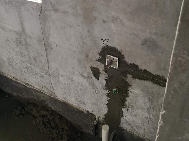 插座布線安裝：衛(wèi)生間的電路改造只需要把整體照明燈具的線路預(yù)留好就可以，相對(duì)來(lái)說(shuō)比較簡(jiǎn)單。另外，衛(wèi)生間是水氣較多的地方，因此，嚴(yán)禁在衛(wèi)生間內(nèi)的潮濕處如淋浴區(qū)或澡盆附近設(shè)置電源插座，其它區(qū)域設(shè)置的電源插座應(yīng)采用防濺式。有外窗時(shí)，應(yīng)在外窗旁預(yù)留排氣扇接線盒或插座，由于排氣風(fēng)道一般在淋浴區(qū)或澡盆附近，所以接線盒或插座應(yīng)距地面2.25m以上安裝。距淋浴區(qū)或澡盆外沿0.6m外預(yù)留電熱水器插座和潔身器用電源插座。在盥洗臺(tái)鏡旁設(shè)置美容用和剃須用電源插座，距地面1.5m～1.6m安裝。安裝在衛(wèi)生間的插座宜帶開(kāi)關(guān)和指示燈，如果安裝在潮濕位置的插座，最好在插座表面安裝一個(gè)防水的蓋子，避免水汽進(jìn)入插座內(nèi)，引起短路。