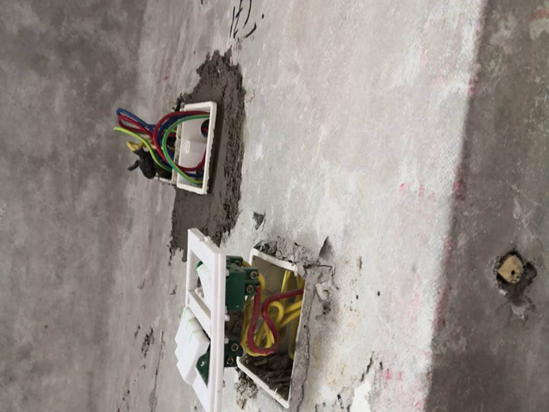 插座布線安裝：衛(wèi)生間的電路改造只需要把整體照明燈具的線路預(yù)留好就可以，相對(duì)來(lái)說(shuō)比較簡(jiǎn)單。另外，衛(wèi)生間是水氣較多的地方，因此，嚴(yán)禁在衛(wèi)生間內(nèi)的潮濕處如淋浴區(qū)或澡盆附近設(shè)置電源插座，其它區(qū)域設(shè)置的電源插座應(yīng)采用防濺式。有外窗時(shí)，應(yīng)在外窗旁預(yù)留排氣扇接線盒或插座，由于排氣風(fēng)道一般在淋浴區(qū)或澡盆附近，所以接線盒或插座應(yīng)距地面2.25m以上安裝。距淋浴區(qū)或澡盆外沿0.6m外預(yù)留電熱水器插座和潔身器用電源插座。在盥洗臺(tái)鏡旁設(shè)置美容用和剃須用電源插座，距地面1.5m～1.6m安裝。安裝在衛(wèi)生間的插座宜帶開(kāi)關(guān)和指示燈，如果安裝在潮濕位置的插座，最好在插座表面安裝一個(gè)防水的蓋子，避免水汽進(jìn)入插座內(nèi)，引起短路。