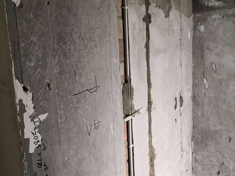 插座布線安裝：衛(wèi)生間的電路改造只需要把整體照明燈具的線路預(yù)留好就可以，相對(duì)來(lái)說(shuō)比較簡(jiǎn)單。另外，衛(wèi)生間是水氣較多的地方，因此，嚴(yán)禁在衛(wèi)生間內(nèi)的潮濕處如淋浴區(qū)或澡盆附近設(shè)置電源插座，其它區(qū)域設(shè)置的電源插座應(yīng)采用防濺式。有外窗時(shí)，應(yīng)在外窗旁預(yù)留排氣扇接線盒或插座，由于排氣風(fēng)道一般在淋浴區(qū)或澡盆附近，所以接線盒或插座應(yīng)距地面2.25m以上安裝。距淋浴區(qū)或澡盆外沿0.6m外預(yù)留電熱水器插座和潔身器用電源插座。在盥洗臺(tái)鏡旁設(shè)置美容用和剃須用電源插座，距地面1.5m～1.6m安裝。安裝在衛(wèi)生間的插座宜帶開(kāi)關(guān)和指示燈，如果安裝在潮濕位置的插座，最好在插座表面安裝一個(gè)防水的蓋子，避免水汽進(jìn)入插座內(nèi)，引起短路。