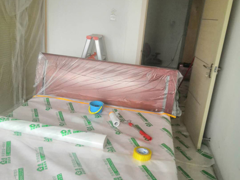 家具地面保護：滿鋪成品瓦楞紙板，再用干凈彩條布滿鋪在普通石膏板上，在彩條布交接處及轉角處用膠帶固定，也可選用木芯板或三夾板。材料選用視上人、車情況而定。用原門框保護膜，或者多層板或密度板，報紙，美紋紙保護。
