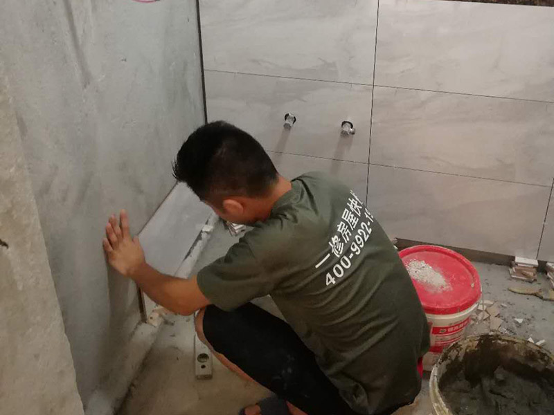 浴室墻磚地磚鋪貼：在鋪貼瓷磚前，我們要先把還沒涂抹水泥的地磚鋪在地上，并敲平，然后在地磚上涂滿水泥，鋪在地面，鋪地磚的過程中要對齊四塊磚的對角位置。   另外，在鋪貼瓷磚時也要講究鋪貼順序，在鋪地磚時應從內向外貼，有坡度或地漏的地方，要注意排水方向找坡，而墻面磚應從下往上貼，底層的瓷磚要最后貼，這樣鋪貼出來才美觀，我們鋪完地磚后還要壓地磚。