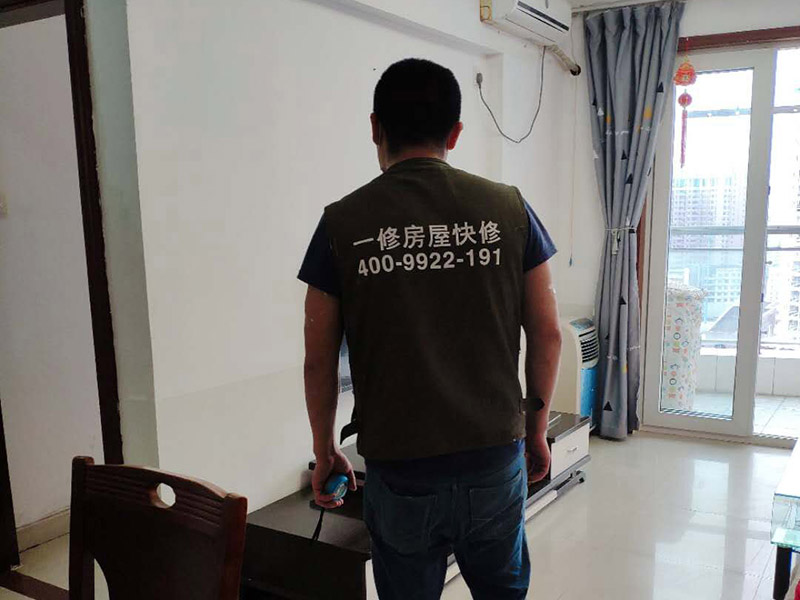 廚房吊頂檢查維修：廚衛(wèi)吊頂首先就是要注意“三防”，即防水、防潮和防火，所以在材料的選擇上，不提倡采用木龍骨。目前家裝中普遍采用的是鋁扣板，其基本上能夠克服老一代PVC板的一些缺陷，比如時間過長容易變色、老化以及破損，同時粘上的油膩物質(zhì)難以清洗等。現(xiàn)在市面上也有一些鋁塑板，雖然這種材料和鋁扣板只有一字之差，但是在實(shí)用效果上卻大不相同，因?yàn)樵诎惭b鋁塑板的過程中，一般要采用木工板撐底，這種做法是非常不明智的，如果防潮處理不好，后果將不堪設(shè)想，所以不建議使用。