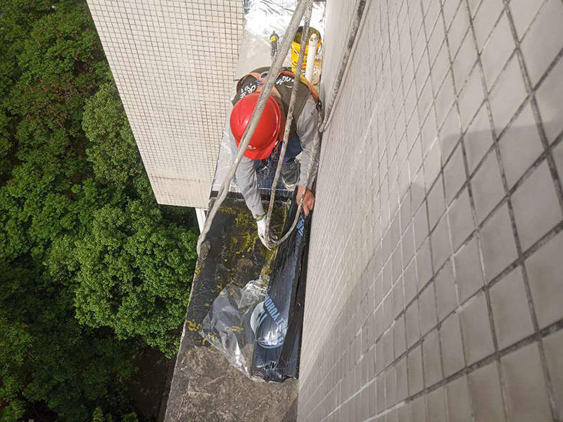 外墻露臺防水：1、找到本來的防水層，由于防水層不是顯露的，是在面層下部，有必要將面層進行悉數根除，找到本來的防水層。 2、將原防水層根除以后，找平，將本來下部保溫層里存的水進行排干，設一些排氣孔做排氣辦法，將保溫層里的水分排干。 3、如果在康復美化的情況下，咱們需求做的防水層有必要是阻根防水層，阻根防水層有改性瀝青卷材阻根防水層、還有高分子卷材阻根防水層。 4、做完防水層以后，必定要做找坡處理，不要形成屋面部分存水，通常設置水泥砂漿找平找坡，找坡的斜度不小于3％。
