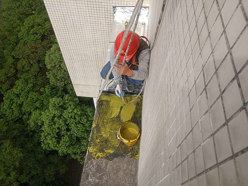 外墻露臺防水：1、找到本來的防水層，由于防水層不是顯露的，是在面層下部，有必要將面層進行悉數根除，找到本來的防水層。 2、將原防水層根除以后，找平，將本來下部保溫層里存的水進行排干，設一些排氣孔做排氣辦法，將保溫層里的水分排干。 3、如果在康復美化的情況下，咱們需求做的防水層有必要是阻根防水層，阻根防水層有改性瀝青卷材阻根防水層、還有高分子卷材阻根防水層。 4、做完防水層以后，必定要做找坡處理，不要形成屋面部分存水，通常設置水泥砂漿找平找坡，找坡的斜度不小于3％。