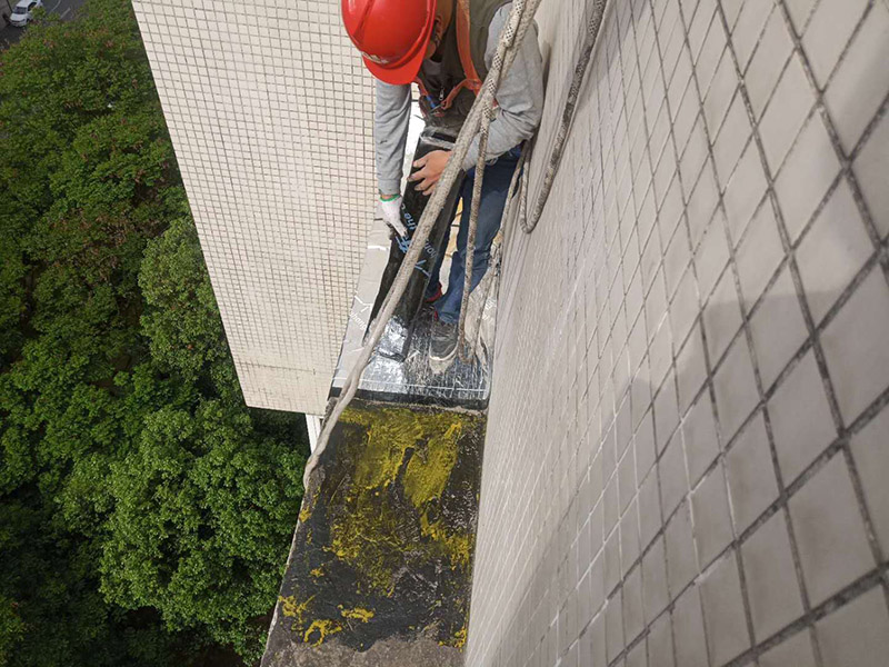 外墻露臺防水：1、找到本來的防水層，由于防水層不是顯露的，是在面層下部，有必要將面層進行悉數根除，找到本來的防水層。 2、將原防水層根除以后，找平，將本來下部保溫層里存的水進行排干，設一些排氣孔做排氣辦法，將保溫層里的水分排干。 3、如果在康復美化的情況下，咱們需求做的防水層有必要是阻根防水層，阻根防水層有改性瀝青卷材阻根防水層、還有高分子卷材阻根防水層。 4、做完防水層以后，必定要做找坡處理，不要形成屋面部分存水，通常設置水泥砂漿找平找坡，找坡的斜度不小于3％。