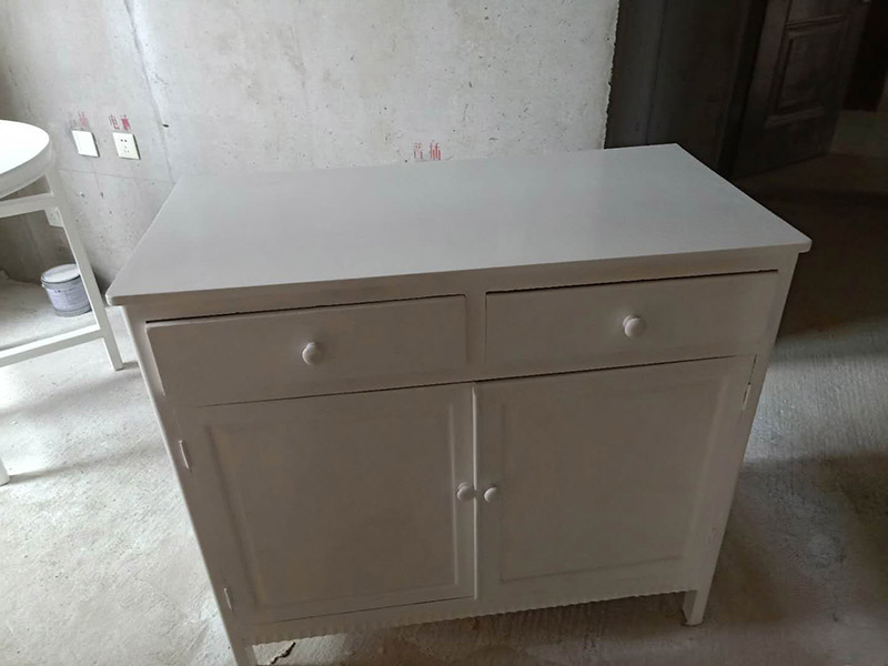 舊家具翻新：家具刷油漆首先要根據木材表面粗糙、堅硬程度選擇型號相當的砂紙進行打磨。刷底漆，根據木材的密度調整底漆的稠度，硬木密度高，油漆可以調稀一點，軟木則要調黏稠一點。刷漆時，應順著木材的紋理均勻涂刷，切忌過厚，待完全干燥后用砂紙打磨，直至手感光滑、無突起為止，用潮濕的軟布擦拭幾遍，最后擦干。刷第二遍漆，以蓋住第一遍漆為準，然后用水砂紙順著刷漆方向輕輕均勻打磨。刷第三遍漆，刷后用更細的水砂紙蘸水打磨，力度不要太猛，打磨要均勻。最后一遍漆，無須打磨，上一層保護蠟即可。