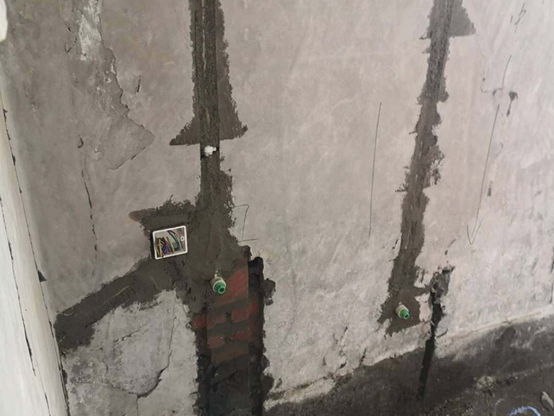 水電暗管布線：暗線電路也叫做暗線布線，其注意就是指先將電路安裝好，然后再進行裝潢，吧電線撞到墻壁內，就連開關插座都是暗孔的，而暗線布線的有點就是是的墻壁上面沒有電路的痕跡，使得裝修非常的美觀，而且安全性也大大的提高了，不過缺點也是非常煩人的。暗線布線選材注意事項   暗線布線在施工的時候應該采用暗管布線來施工，而一般采用的暗管都是pvc管。