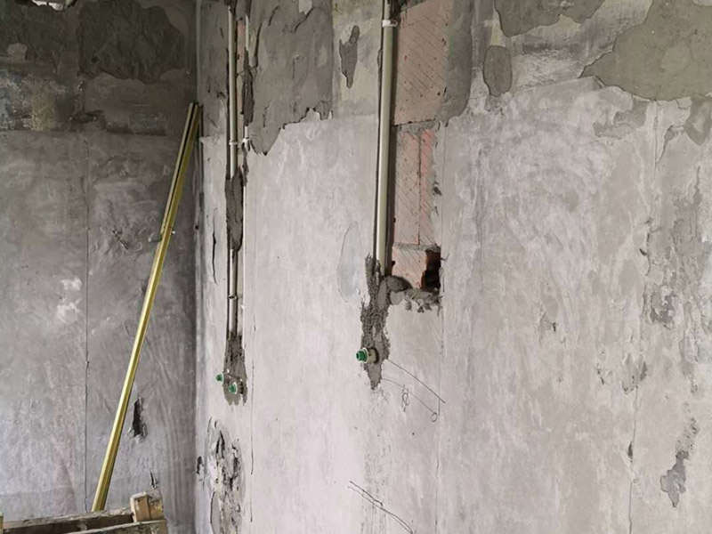 水電暗管布線：暗線電路也叫做暗線布線，其注意就是指先將電路安裝好，然后再進行裝潢，吧電線撞到墻壁內，就連開關插座都是暗孔的，而暗線布線的有點就是是的墻壁上面沒有電路的痕跡，使得裝修非常的美觀，而且安全性也大大的提高了，不過缺點也是非常煩人的。暗線布線選材注意事項   暗線布線在施工的時候應該采用暗管布線來施工，而一般采用的暗管都是pvc管。