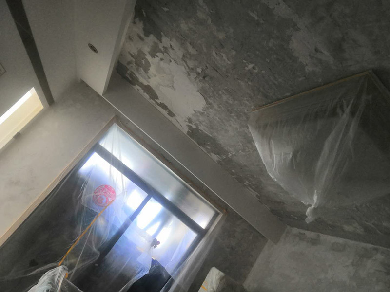 全屋墻面鏟除翻新：舊墻面在翻新前一定要做墻面基底處理，粉化嚴重的要全部鏟除，鏟除后抹上一層白水泥，原來墻面過于光滑、刷過油漆的鏟除后還要做打磨處理，把粘結不牢的表皮去掉，便于新涂料和墻體粘結。墻面底漆的作用是抗堿防潮、封固基材、保護面漆，提高面漆的質感和遮蓋力，對于老房翻新，墻面一定要做底漆，如果沒有刷底漆就直接上面漆的話，時間一長墻面容易起泡、發(fā)霉，太陽照曬時間長了也容易變色。已經上好面漆的墻面要修補會比較麻煩，容易產生色差，材料的使用時間不同，質量也難以保證，很難達到理想效果。 所以墻面的修補最好是整塊墻面，或是盡可能地選擇較大面積進行修補，這樣可以盡量避免產生色差，修補后的質量也更好。