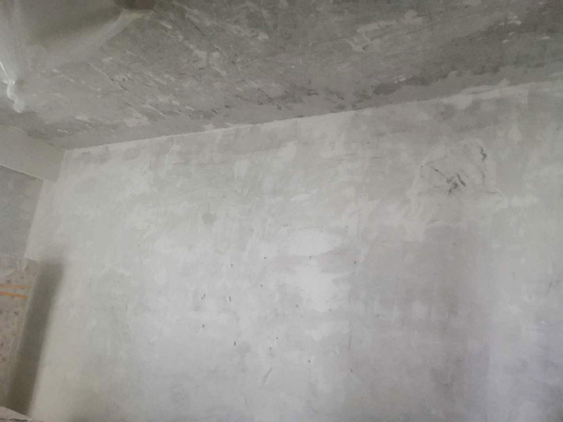 全屋墻面鏟除翻新：舊墻面在翻新前一定要做墻面基底處理，粉化嚴重的要全部鏟除，鏟除后抹上一層白水泥，原來墻面過于光滑、刷過油漆的鏟除后還要做打磨處理，把粘結不牢的表皮去掉，便于新涂料和墻體粘結。墻面底漆的作用是抗堿防潮、封固基材、保護面漆，提高面漆的質感和遮蓋力，對于老房翻新，墻面一定要做底漆，如果沒有刷底漆就直接上面漆的話，時間一長墻面容易起泡、發(fā)霉，太陽照曬時間長了也容易變色。已經上好面漆的墻面要修補會比較麻煩，容易產生色差，材料的使用時間不同，質量也難以保證，很難達到理想效果。 所以墻面的修補最好是整塊墻面，或是盡可能地選擇較大面積進行修補，這樣可以盡量避免產生色差，修補后的質量也更好。