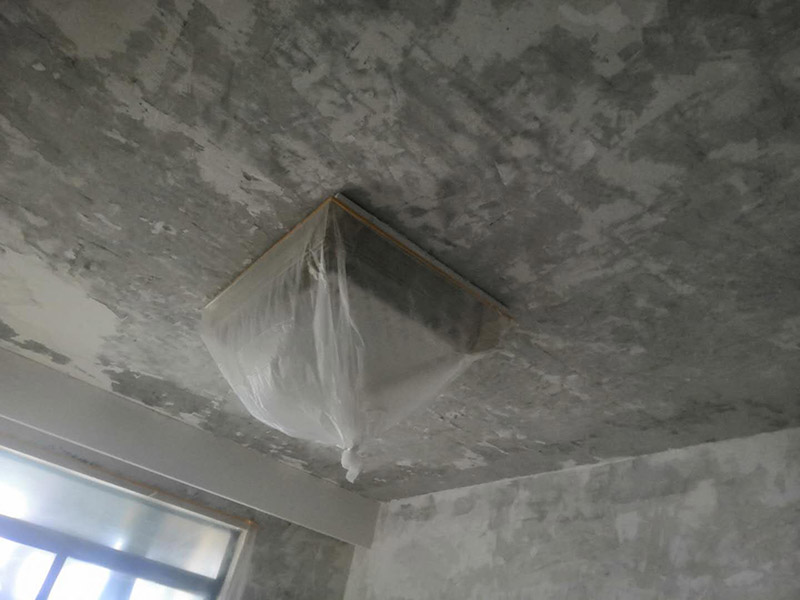 全屋墻面鏟除翻新：舊墻面在翻新前一定要做墻面基底處理，粉化嚴重的要全部鏟除，鏟除后抹上一層白水泥，原來墻面過于光滑、刷過油漆的鏟除后還要做打磨處理，把粘結不牢的表皮去掉，便于新涂料和墻體粘結。墻面底漆的作用是抗堿防潮、封固基材、保護面漆，提高面漆的質感和遮蓋力，對于老房翻新，墻面一定要做底漆，如果沒有刷底漆就直接上面漆的話，時間一長墻面容易起泡、發(fā)霉，太陽照曬時間長了也容易變色。已經上好面漆的墻面要修補會比較麻煩，容易產生色差，材料的使用時間不同，質量也難以保證，很難達到理想效果。 所以墻面的修補最好是整塊墻面，或是盡可能地選擇較大面積進行修補，這樣可以盡量避免產生色差，修補后的質量也更好。