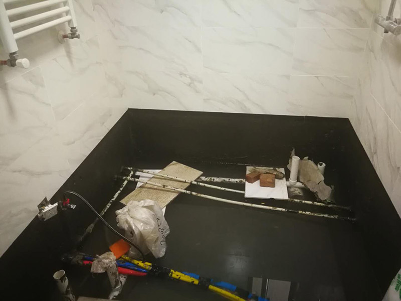 衛生間改造裝修：因為是二次裝修，所以在裝修前，首先需要的就是敲掉之前裝修的地瓷磚，才可以使用自己選購好的地瓷磚進行鋪貼，在這里需要提醒的是，在敲碎原有的瓷磚時，一定要多加注意，不要敲到下水道水管了，衛生間的下水道通常都是有多個的，一不小心就很容易被敲打到。還要特點注意的是，一定要避免碎掉的瓷磚進入下水道內，不然就會擁堵，這是很難解決的一件大難題哦。改造的時候盡量不要破壞原有的防水層，如果發現有漏洞的現象，應立即進行修補工作，避免留下防水隱患。