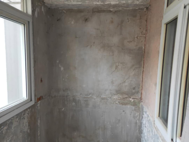 陽臺改造前后對比：地板進水后會嚴重變形，陽臺與客廳地板直接相連，并且陽臺上一般都有洗衣機，如果洗衣機的出水漫出來，就會泡爛地板，使之變形，所以陽臺肯定要做好防水和地漏，做防水前先找平，待水泥干透后再做，防水材料至少要涂3遍。在安裝地板時，地板與門檻和墻壁之間會留有一定的空隙，這個空隙間可以填充一些硅膠，加以隔離，并且空隙要稍大點，以避免陽臺的水氣湛到地板上，引起發(fā)霉、變黑現象。地板邊上縫隙不好看，要安裝上壓條就能遮蓋了。地板壓條有金黃色的銅質、白色的鋁質、顏色豐富的木質，建議選擇銅質的，雖然貴點，但是比較厚實，也比較耐用。