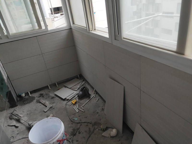 陽臺改造前后對比：地板進水后會嚴重變形，陽臺與客廳地板直接相連，并且陽臺上一般都有洗衣機，如果洗衣機的出水漫出來，就會泡爛地板，使之變形，所以陽臺肯定要做好防水和地漏，做防水前先找平，待水泥干透后再做，防水材料至少要涂3遍。在安裝地板時，地板與門檻和墻壁之間會留有一定的空隙，這個空隙間可以填充一些硅膠，加以隔離，并且空隙要稍大點，以避免陽臺的水氣湛到地板上，引起發(fā)霉、變黑現象。地板邊上縫隙不好看，要安裝上壓條就能遮蓋了。地板壓條有金黃色的銅質、白色的鋁質、顏色豐富的木質，建議選擇銅質的，雖然貴點，但是比較厚實，也比較耐用。