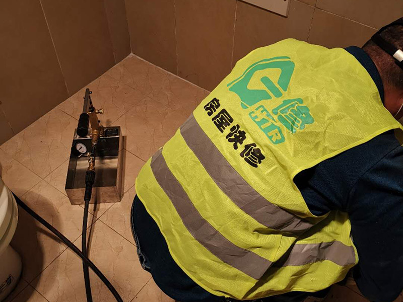 暗水管漏水維修：首先發現家里出現墻體里水管漏水的情況，時間是找到家里進水的閥門，將閥門關閉斷開供水源頭，以防繼續漏水。暗水管漏水要找到漏水點并不是一件容易的事。由于是墻體里水管漏水，有時候墻面基層或者貼有瓷磚的墻面防水性，暗水管漏水可能會隨著管壁洇到其他地方，所以有時候我們看到的墻面被的地方，并不一定就是暗水管漏水的地方。 然后正式開始暗水管漏水的打壓工作，搖動測壓桿，直到壓力表的指針指向0.9-1.0之間停止，一般是打6個壓左右就。穩定半小時左右查看壓力值，如果壓力值的或降幅不超過0.5個壓，就沒漏水。如果有，壓力就會下降很多。