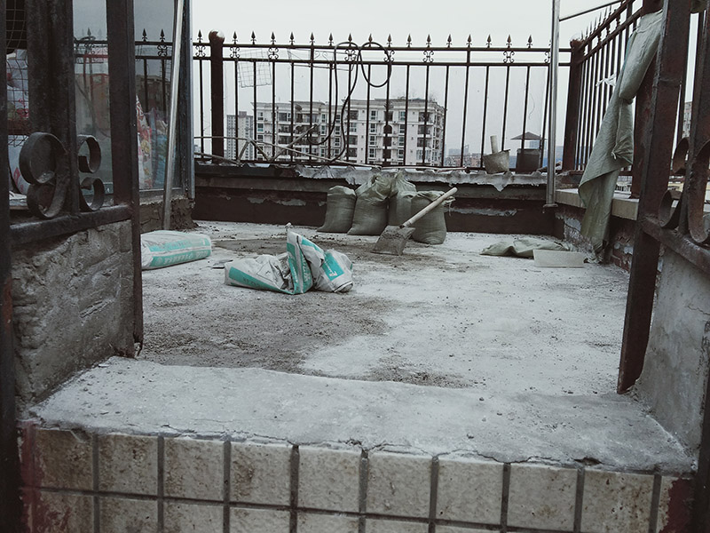 露臺(tái)陽(yáng)臺(tái)地面防水改造：首先為陽(yáng)臺(tái)封裝防水，由于是防水工作的第一道防線(xiàn)，因此是千萬(wàn)不可馬虎的，在做陽(yáng)臺(tái)封裝時(shí)，在選材方面就需要選擇防水防潮的材料，在施工過(guò)程中應(yīng)注意做好密閉，若沒(méi)有做好封裝的話(huà)，陽(yáng)臺(tái)的防水將會(huì)大打折扣。 陽(yáng)臺(tái)地面防水的做法與衛(wèi)生間做防水的做法差不多，都是從找平基層開(kāi)始，再到涂上防水層、鋪上防水材料，最后對(duì)地面進(jìn)行檢驗(yàn)，鋪設(shè)地面等。這里需要注意的是，陽(yáng)臺(tái)的防水層完成之后一定要與室內(nèi)地面具有一定的高度差，最好低于室內(nèi)地面2-3cm的高度。 最后需要對(duì)陽(yáng)臺(tái)進(jìn)行排水工程工作，在安裝陽(yáng)臺(tái)排水管道時(shí)不要有太多的彎道，否則容易導(dǎo)致排水不便，地漏一定要順暢。