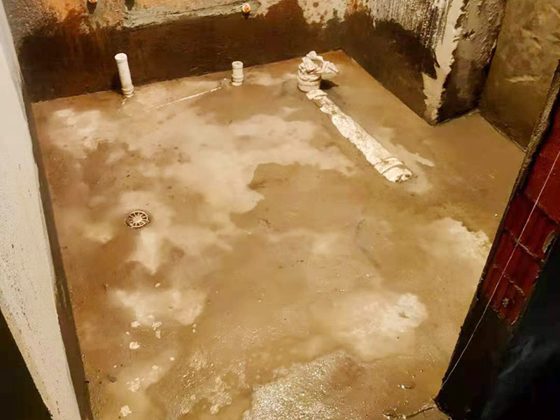 衛(wèi)生間局部翻新：衛(wèi)生間改造中水電的改造尤為重要且需要最早開始著手，由于會(huì)涉及到浴霸采暖、燈光的線路走向、水管的入墻等問題，所以在改造之前需制定一個(gè)詳細(xì)的水電走向設(shè)計(jì)，從而提高安全質(zhì)量以及滿足裝修業(yè)主們生活的需要。其次就是需要對(duì)其做相應(yīng)的防水處理。因?yàn)樵谌粘５募彝ブ校l(wèi)生間的水是處處可見的，非常潮濕。衛(wèi)生間內(nèi)的防水涂料是由地面延伸到墻面的，涂刷過程中精良的保證厚度均勻。還需要處理好地面和墻面交界處的各類管件的涂刷。待防水處理完全確定后，等待地面干透就可以做后續(xù)的工程了。這里要著重提醒，衛(wèi)生間下水口位置的防水要特別處理好，保證今后的檢查與維修。