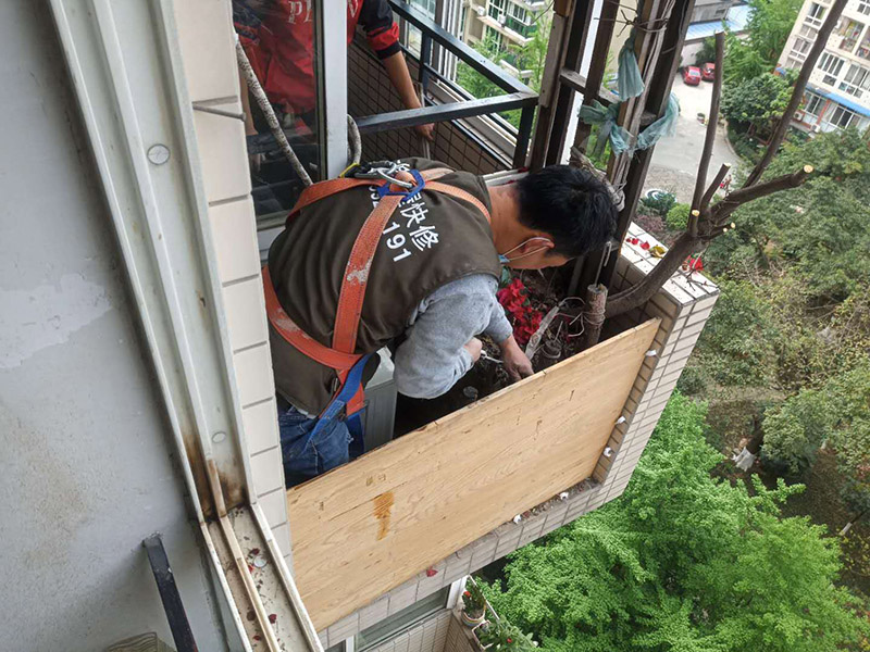 陽臺植物拆除:將陽臺和客廳打通。很多人想擴大自家客廳面積，改善采光情況，因此就選擇打通陽臺和客廳，這并不是完全不行的，但是要考慮戶型的實際情況。有的戶型陽臺的墻是用來抗震的，如果拆掉，短期看不出問題，但是長期使用必然會影響房子的承載能力，遇到嚴重災禍的時候，就完全無法抵抗了。